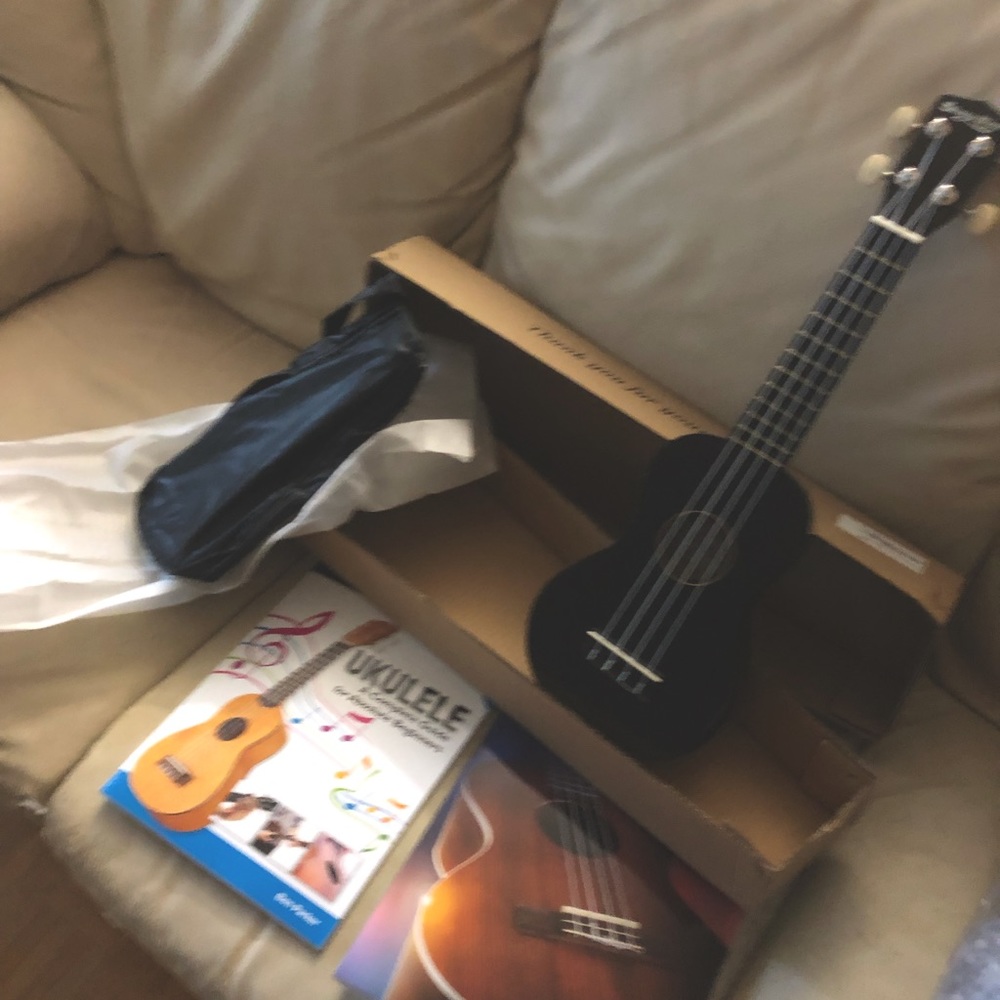 21 inch ukele with 2 books